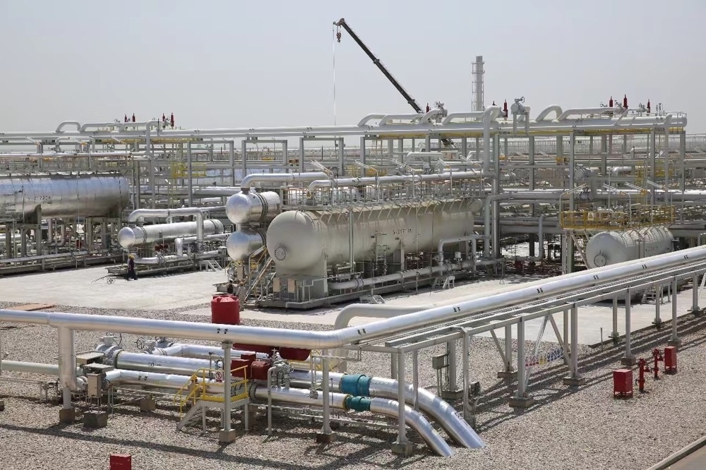 圖為位于伊拉克米桑省阿瑪拉市，由中國石油、道達(dá)爾、馬來西亞石油合資建設(shè)的哈法亞油田油氣處理站。中國石油哈法亞公司/供圖