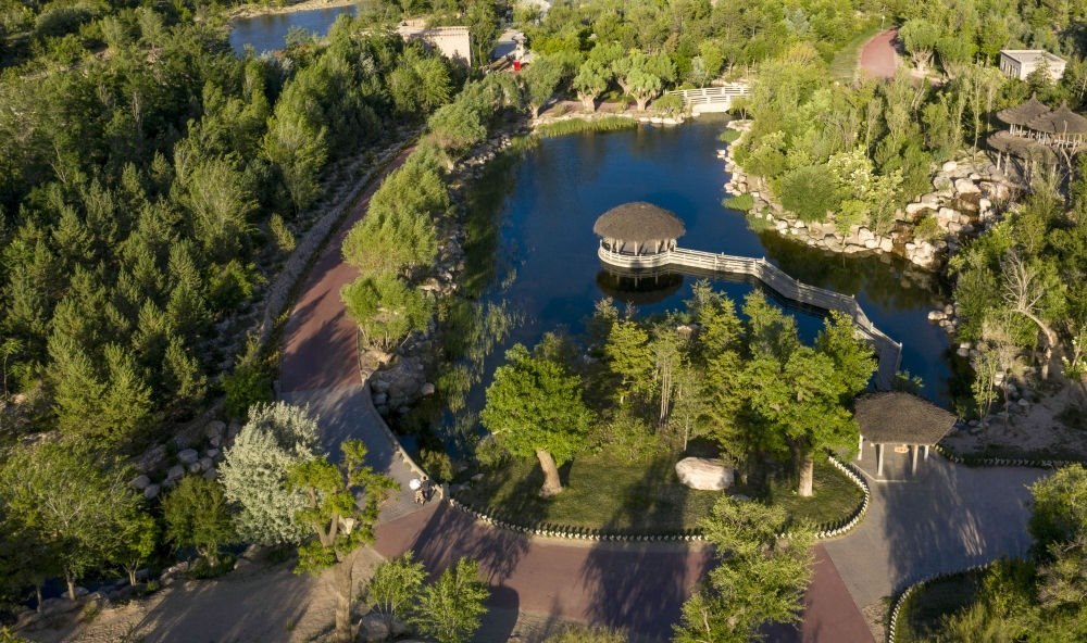 坐落在寧夏銀川市賀蘭山腳下的賀蘭山運(yùn)動(dòng)休閑公園（2021年5月27日攝，無人機(jī)照片）。這里曾是一片砂石采礦塌陷區(qū)，當(dāng)?shù)赝ㄟ^植被景觀再造、水系建設(shè)、現(xiàn)代管網(wǎng)鋪建等手段，重新利用廢石、廢坑及各類廢棄建筑材料，把這里變成一座免費(fèi)開放的主題公園。新華社記者 馮開華 攝