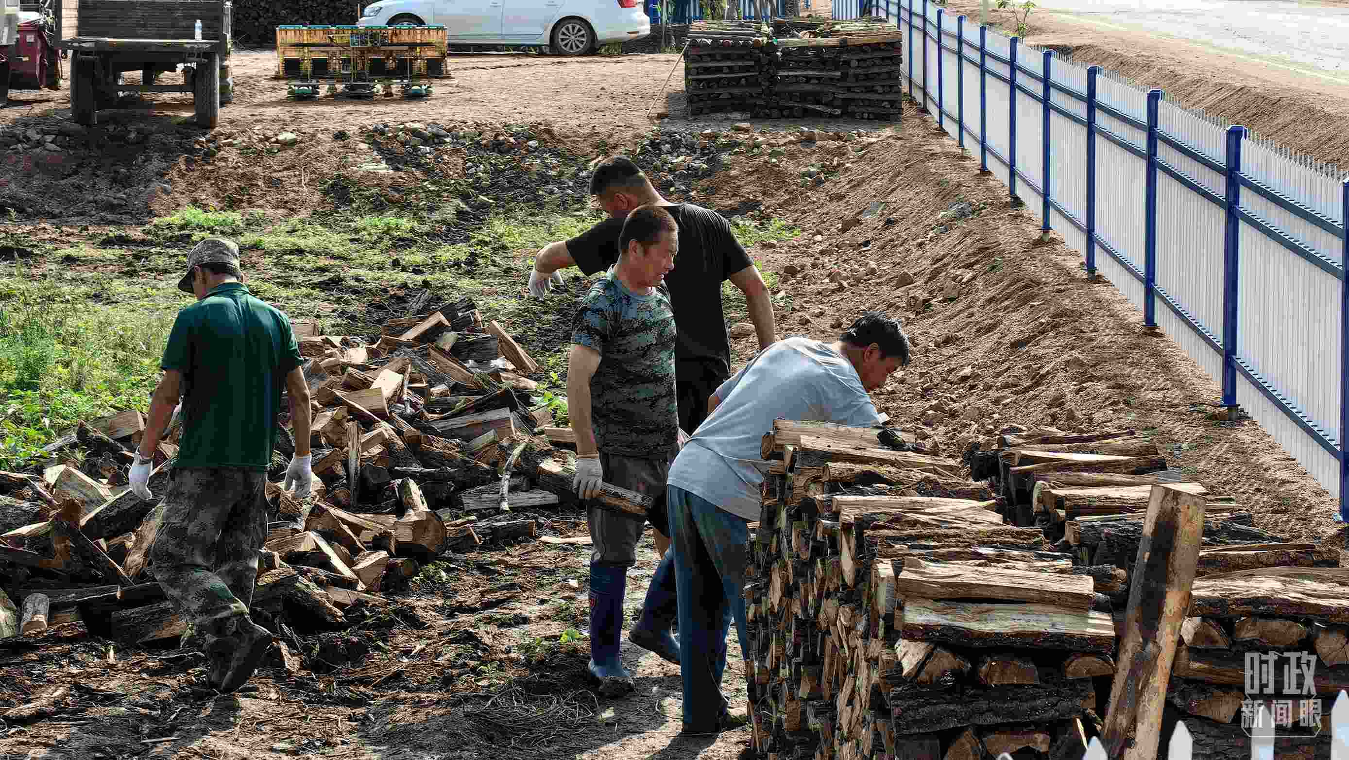 △村民正在整理家中被洪水沖垮的柴火垛。（總臺央廣記者潘毅拍攝）