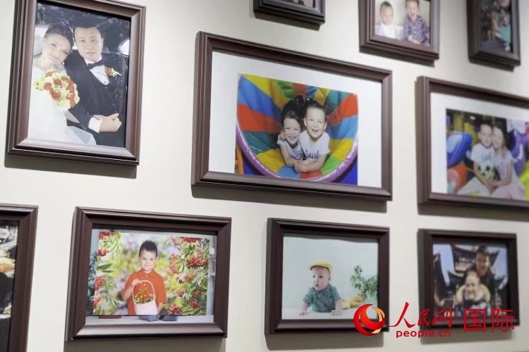 照片墻記錄每個(gè)幸福的瞬間。 人民網(wǎng) 皇甫萬里攝