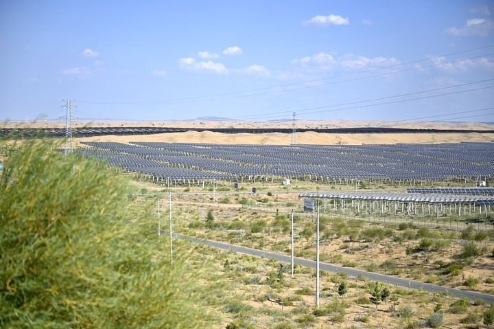 這是2023年8月24日拍攝的內(nèi)蒙古鄂爾多斯市達(dá)拉特光伏基地。新華社記者 賀書琛 攝