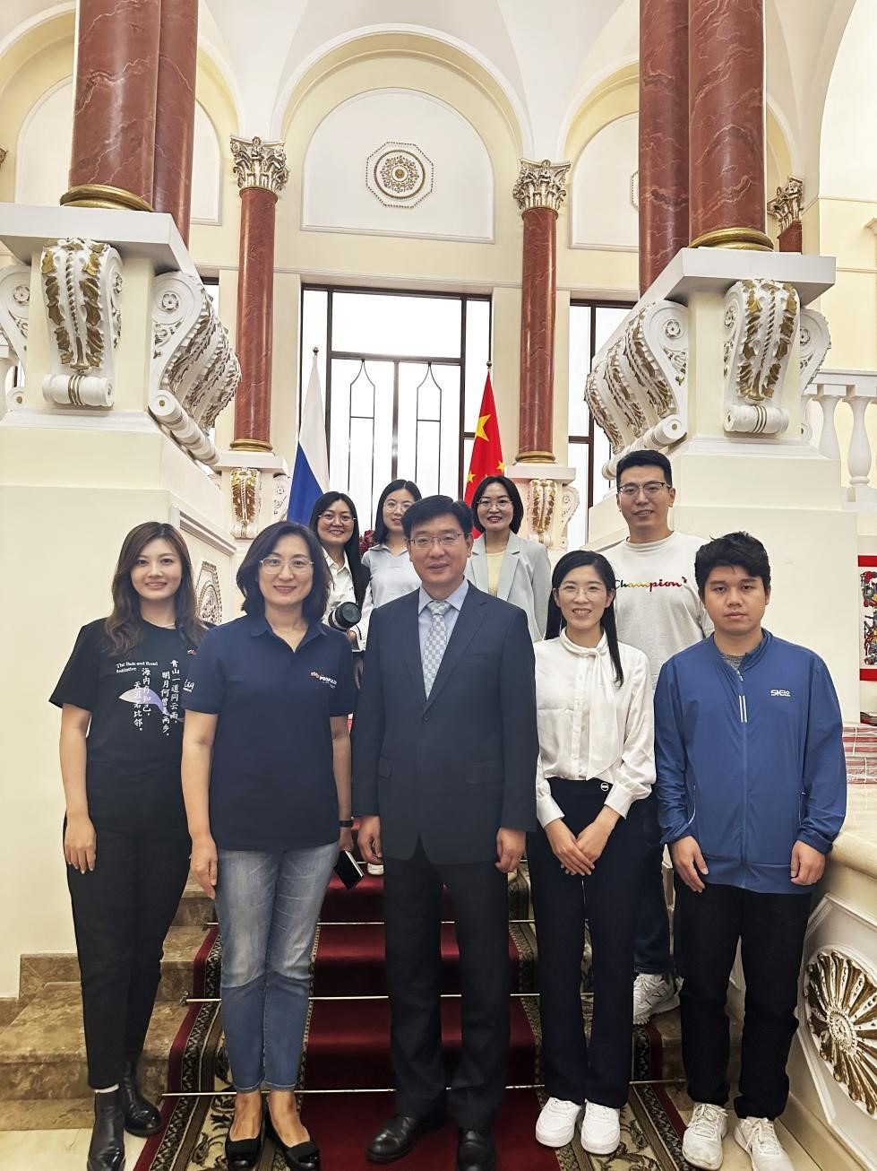 中國駐俄羅斯大使館公使銜文化參贊、莫斯科中國文化中心主任封立濤（前排中）與人民網(wǎng)記者合影。