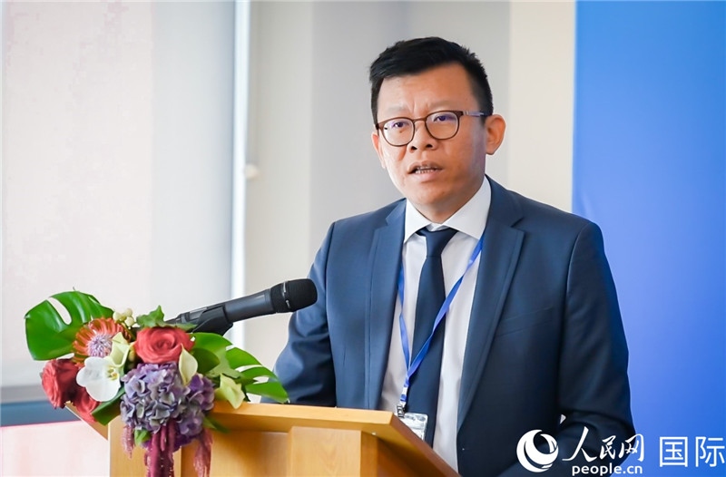 圖為中遠(yuǎn)海運(yùn)(歐洲)公司副總裁李震宇致辭。人民網(wǎng) 郭錦標(biāo)攝