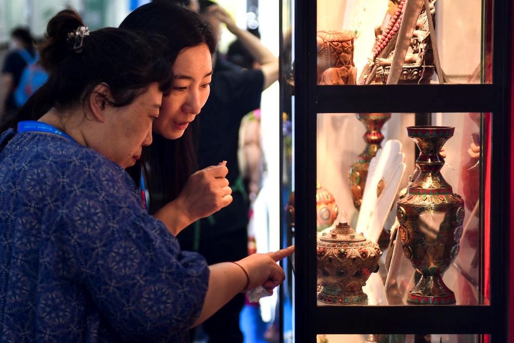 △2023年8月24日，參觀者在第十四屆中國—東北亞博覽會現(xiàn)場選購尼泊爾特色商品。