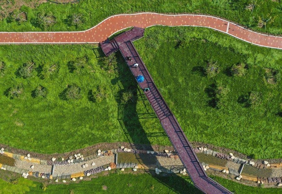 △游人在吉林長春市九臺區(qū)清水村千畝苗木花卉休閑旅游觀光產(chǎn)業(yè)園區(qū)參觀游覽。