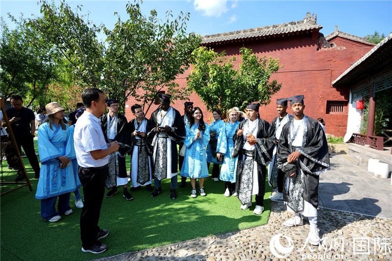 圖為選手們聽導游講解。人民網(wǎng) 盧鵬宇攝