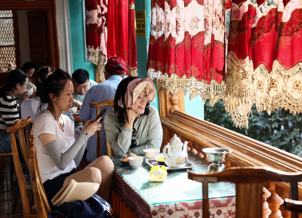 游客在新疆喀什古城景區(qū)百年老茶館內(nèi)品茶小憩（2023年9月7日攝）。新華社記者 蘭紅光 攝