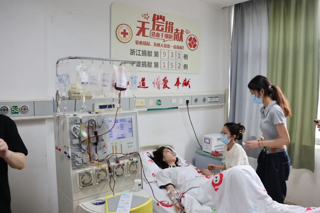 陸冰冰（右三）捐獻(xiàn)185毫升造血干細(xì)胞。受訪者供圖