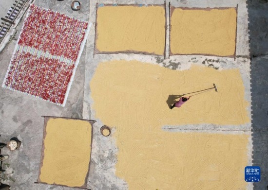 9月16日，村民在貴州省黔東南苗族侗族自治州施秉縣馬溪鄉(xiāng)王家坪村晾曬稻谷（無人機照片）。