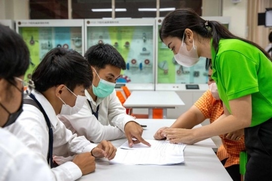 3月14日，在泰國大城府大城技術(shù)學(xué)院魯班工坊，教師（右一）給學(xué)生上課。新華社記者 王騰 攝