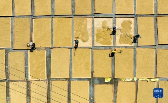 9月16日，在湖南省懷化市通道侗族自治縣萬佛山鎮(zhèn)溪上村，村民在晾曬稻谷（無人機照片）。