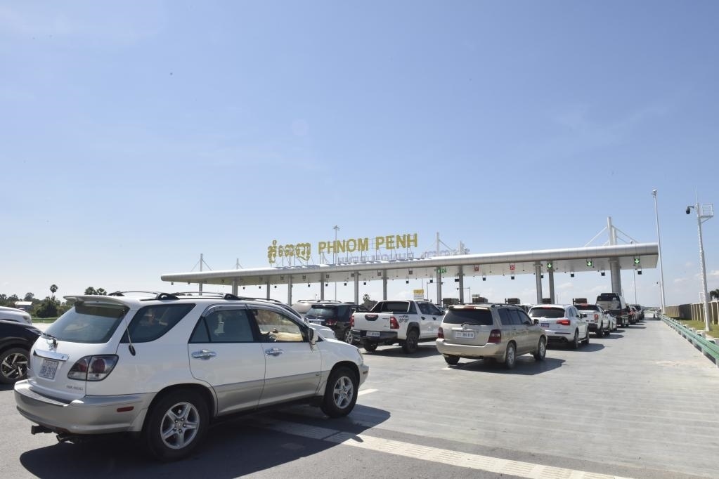 2022年11月7日，車輛在柬埔寨首都金邊的金港高速公路入口處排隊。金港高速公路連接柬埔寨首都金邊和該國最大深水海港西哈努克港。