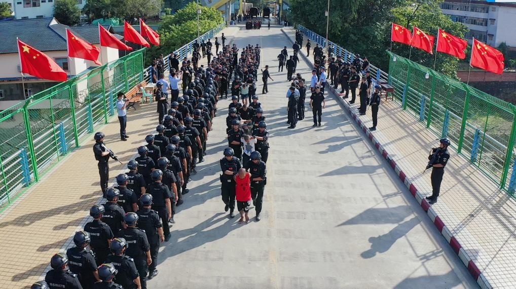 圖為涉詐犯罪嫌疑人移交我方。