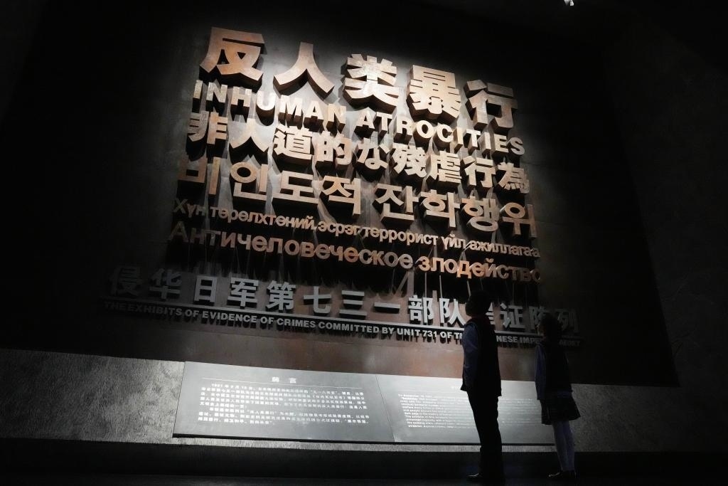 9月18日，青少年在侵華日軍第七三一部隊(duì)罪證陳列館內(nèi)參觀。新華社記者 王建威 攝