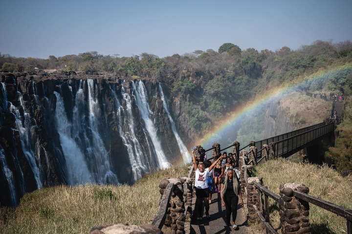 8月21日，游客在贊比亞觀賞維多利亞瀑布景色。