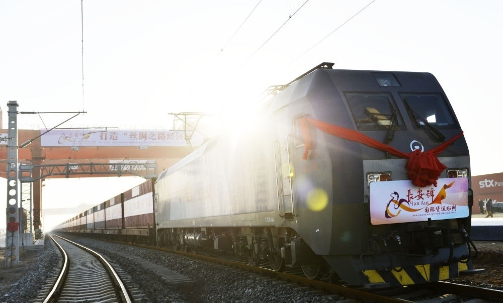 2013年11月28日，首趟由西安發(fā)往哈薩克斯坦阿拉木圖的長(zhǎng)安號(hào)國(guó)際貨運(yùn)列車等待出發(fā)。新華社記者 劉瀟 攝