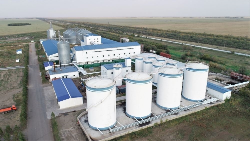 這是2022年9月2日在哈薩克斯坦北哈薩克斯坦州拍攝的愛菊農(nóng)產(chǎn)品物流加工園區(qū)（無(wú)人機(jī)照片）。新華社發(fā)（奧斯帕諾夫攝）