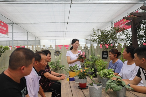 李敏向村民講授花木直播經(jīng)驗(yàn)。受訪者供圖