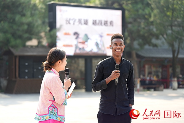 選手王安（乍得）挑戰(zhàn)“漢字英雄·越戰(zhàn)越勇”游戲。人民網(wǎng) 盧鵬宇攝