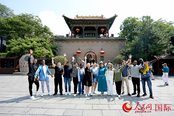 選手們?cè)谟鶗鴺乔昂嫌?。人民網(wǎng) 盧鵬宇攝