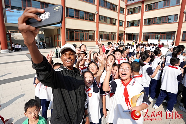 選手和學(xué)生們合影。人民網(wǎng) 盧鵬宇攝