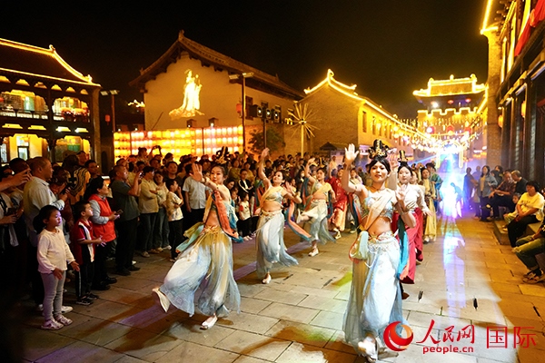 古城巡游隊(duì)伍。人民網(wǎng) 盧鵬宇攝