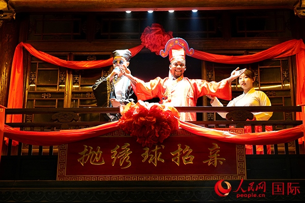 拋繡球。人民網(wǎng) 盧鵬宇攝