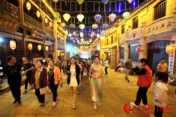 選手體驗(yàn)古城巡游。人民網(wǎng) 盧鵬宇攝