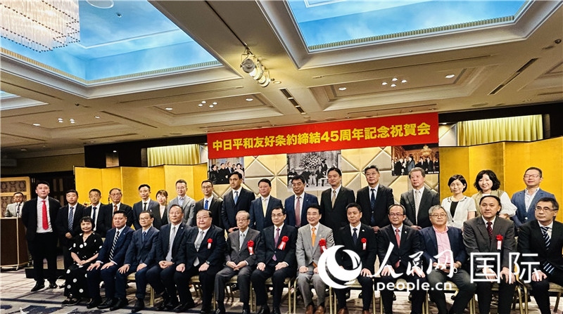 到場(chǎng)嘉賓合影留念。人民網(wǎng) 蔣曉辰攝