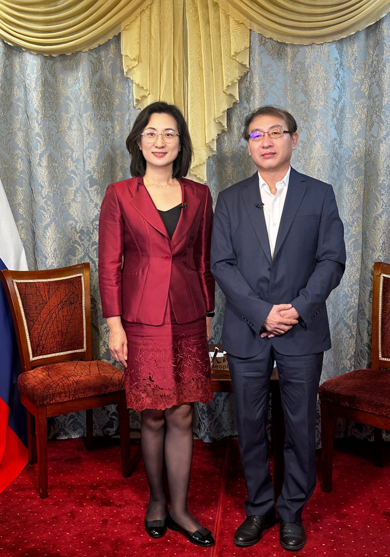 人民網(wǎng)黨委委員、副總編輯孫海峰（左一）專訪崔少純總領(lǐng)事。人民網(wǎng)記者 馬天翼攝