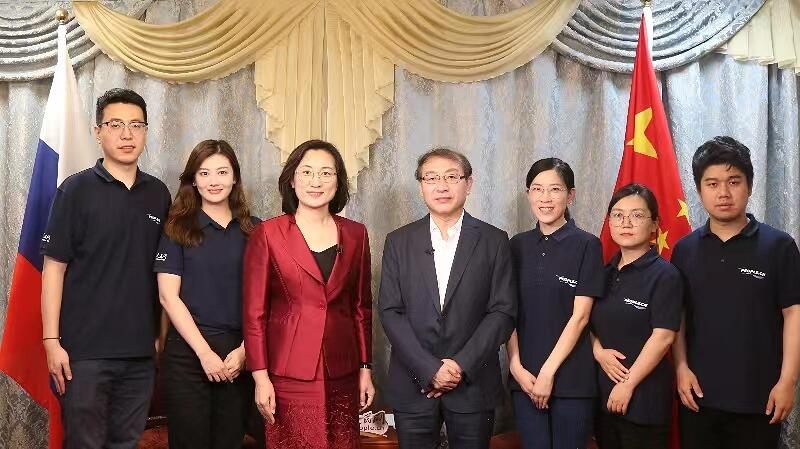 中國(guó)駐葉卡捷琳堡總領(lǐng)事崔少純與人民網(wǎng)采訪組合影。