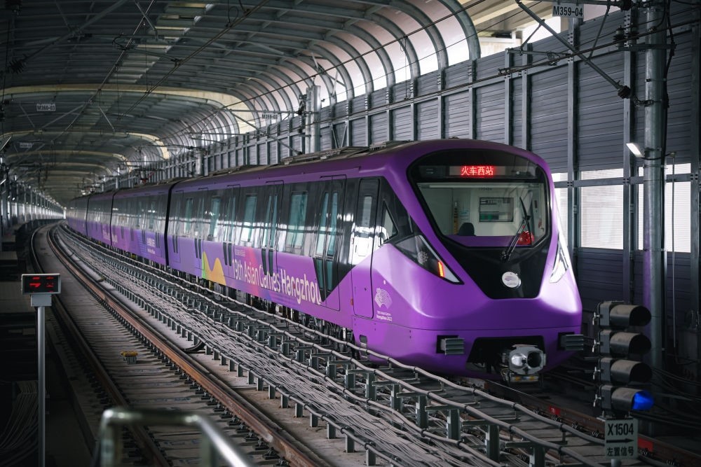 從杭州火車西站出發(fā)，地鐵19號(hào)線貫穿杭州火車東站、杭州蕭山機(jī)場(chǎng)，“亞運(yùn)號(hào)”地鐵專列運(yùn)行在這條線路上。