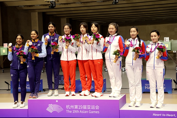 9月24日，杭州亞運會射擊女子10米氣步槍團體賽頒獎儀式。人民網記者 胡雪蓉攝