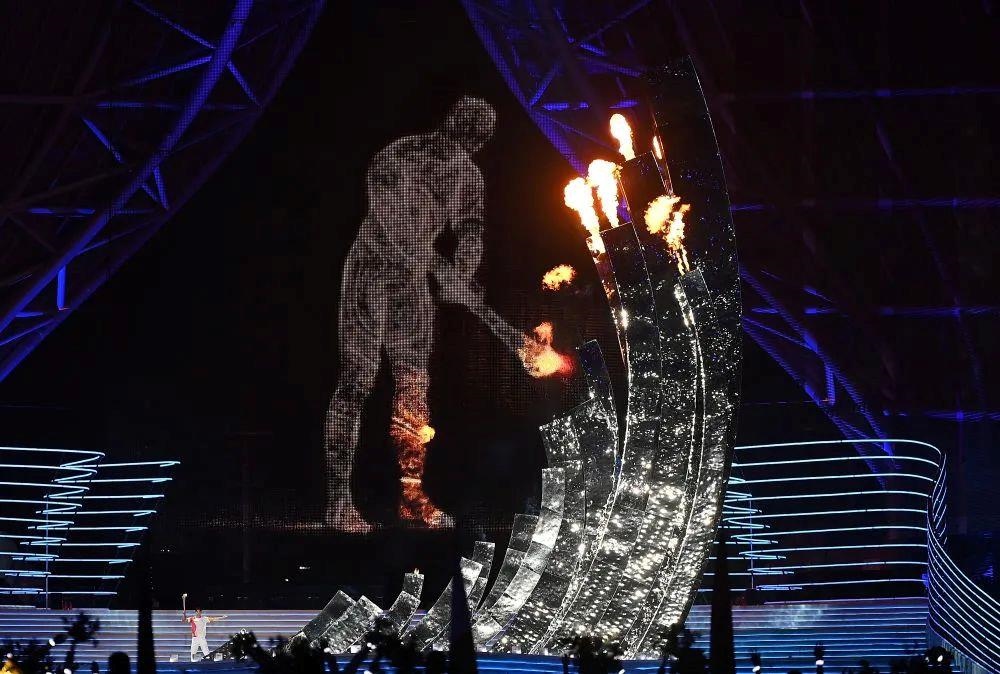 △“數(shù)字火炬手”點燃象征亞洲大團結(jié)的亞運之火。