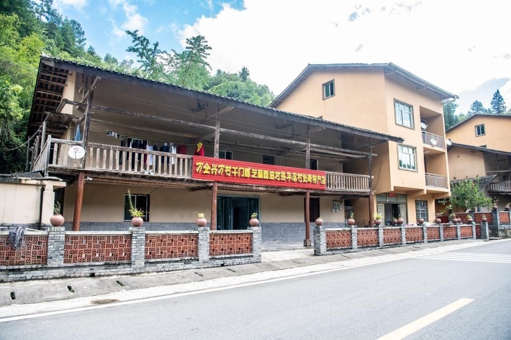 這是8月28日拍攝的危房改造后的村民張劍峰家。新華社記者 唐奕 攝