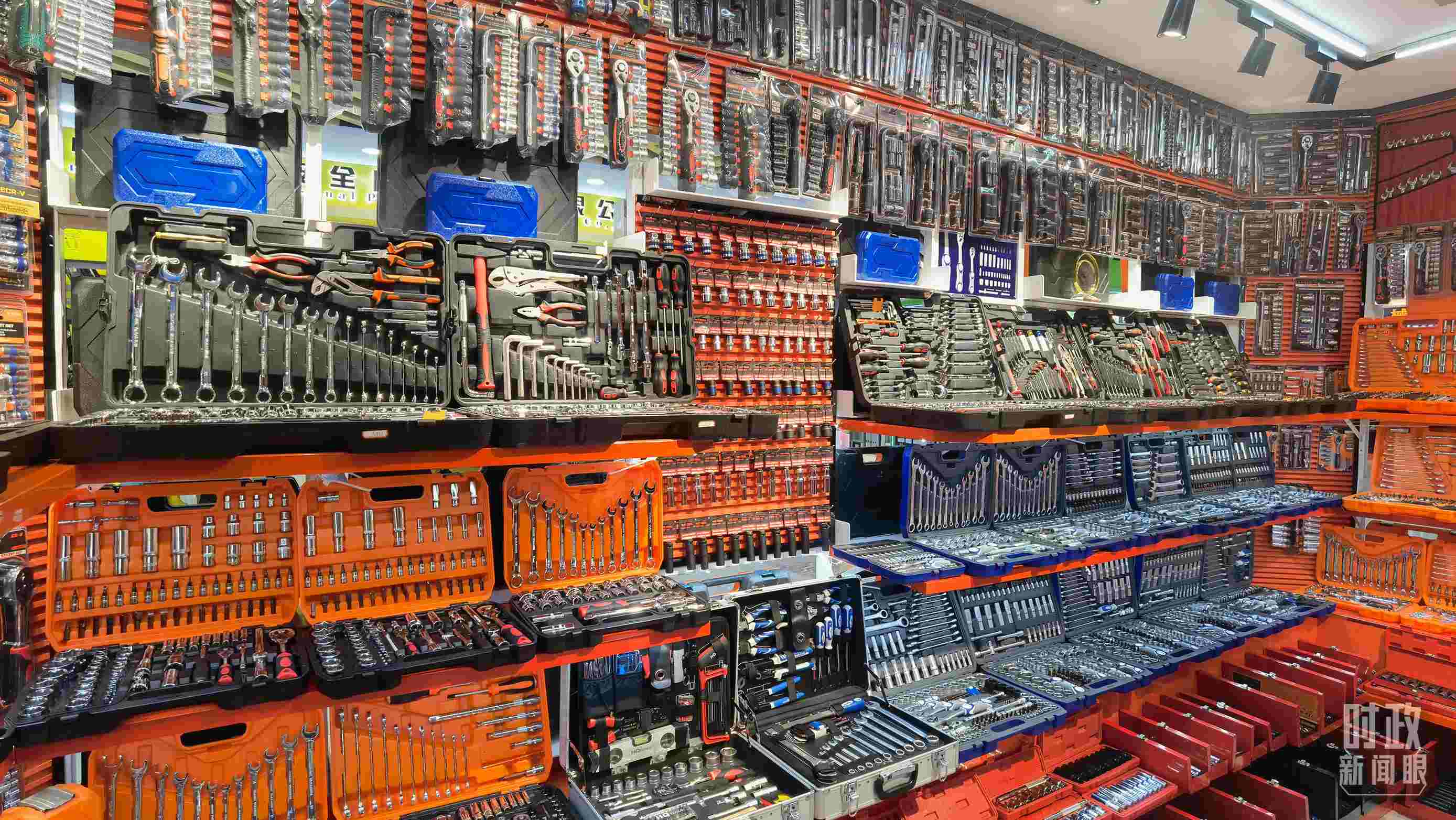 △義烏國際商貿(mào)城內(nèi)的一家五金店，貨品豐富。（總臺央視記者石丞拍攝）