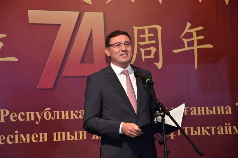 圖為哈外交部駐阿市代表布列格諾夫致辭。駐阿拉木圖總領館供圖