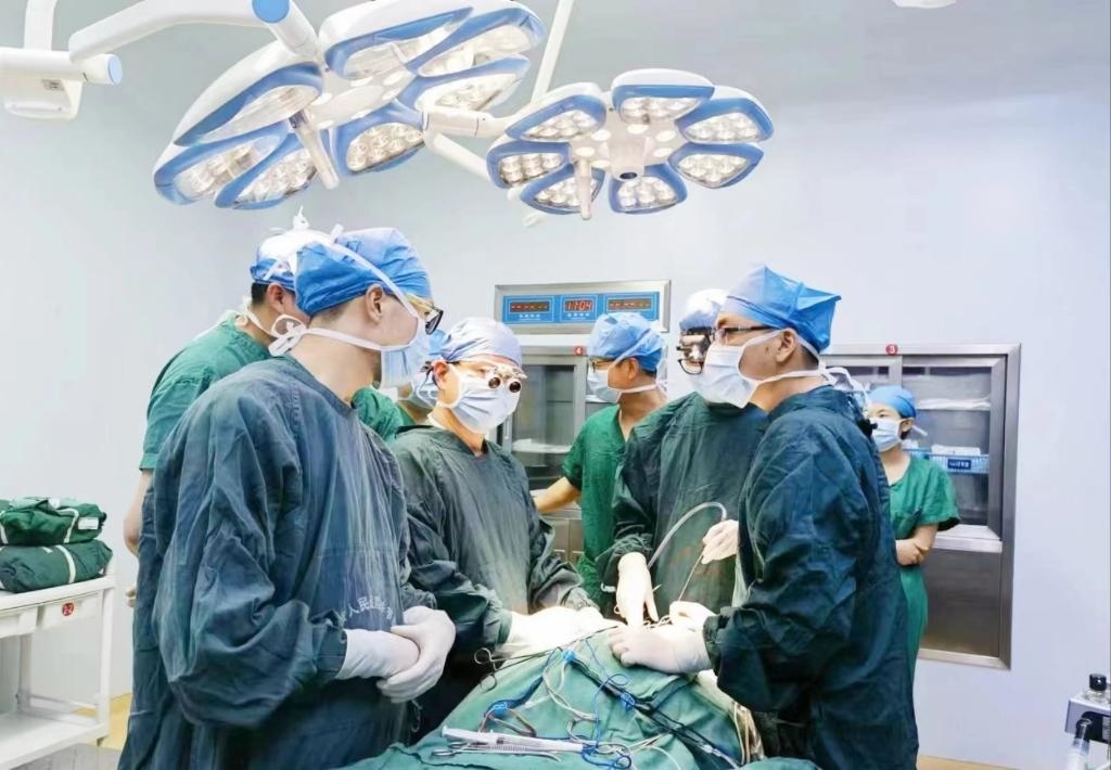 浙江省人民醫(yī)院畢節(jié)醫(yī)院的醫(yī)師團(tuán)隊(duì)正在為患者李老伯進(jìn)行手術(shù)。（王磊波 攝 新華社發(fā)）