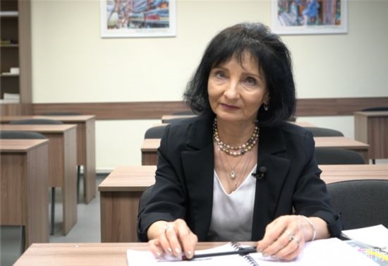 阿拉在白大孔院接受記者采訪。人民網(wǎng)記者 皇甫萬里攝