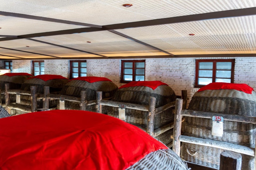 西鳳酒“酒?！辟A存庫(kù) 王哲攝