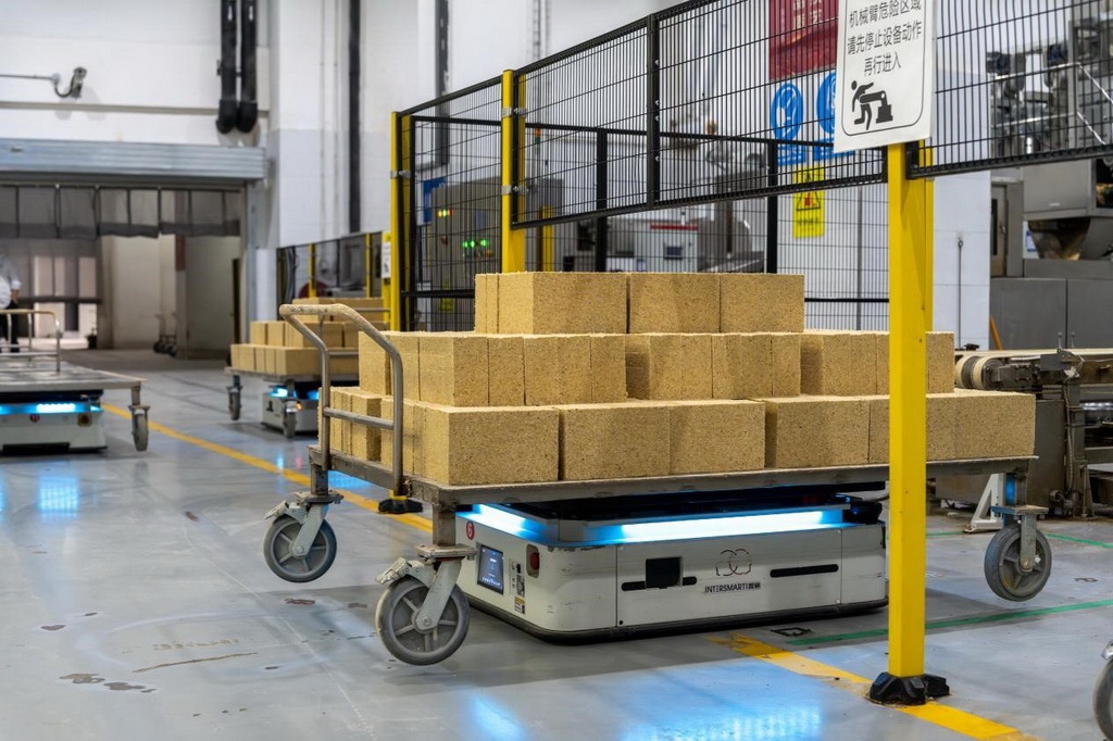 在701制曲車間，運(yùn)輸機(jī)器人等智能化設(shè)備已實(shí)現(xiàn)規(guī)?；瘧?yīng)用。王哲攝