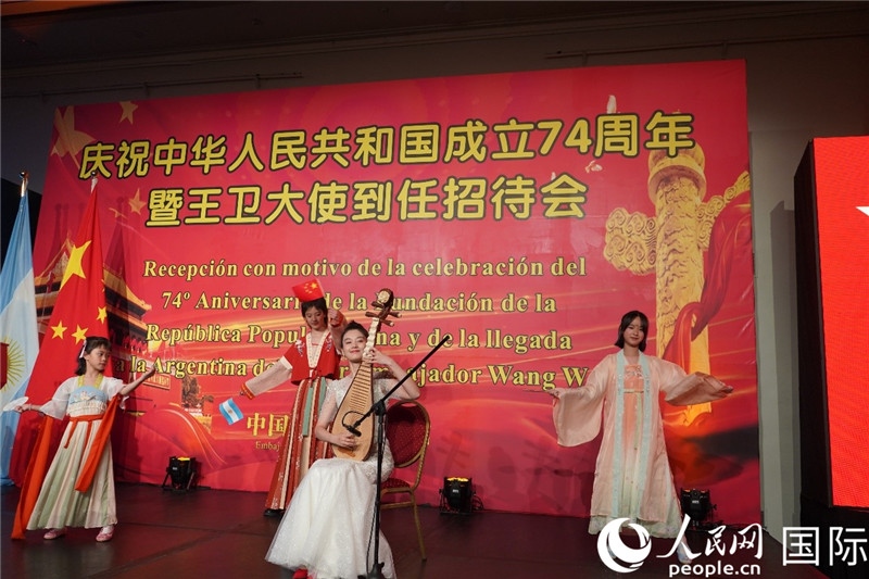 圖為招待會現(xiàn)場中國傳統(tǒng)樂器演奏和舞蹈展示。人民網(wǎng)記者 許放攝