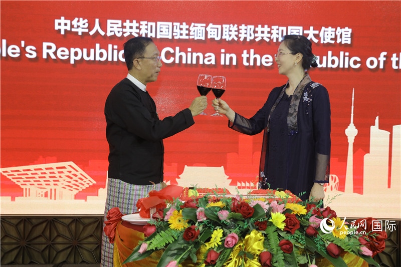 圖為曹靜臨時(shí)代辦與溫欣副總理祝酒。人民網(wǎng)記者 謝佳君攝