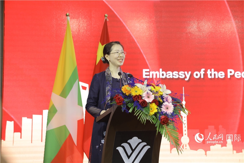 圖為使館臨時(shí)代辦曹靜致辭。人民網(wǎng)記者 謝佳君攝