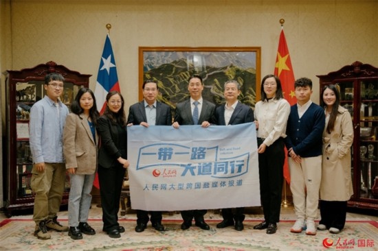 牛清報(bào)大使（中）與人民網(wǎng)、人民日報(bào)社記者合影。 人民網(wǎng)記者 張若涵攝