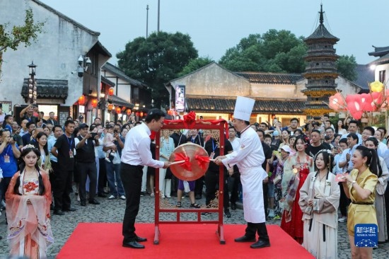 9月27日拍攝的2023年南翔國潮大會暨第十七屆上海南翔小籠文化展開幕儀式現(xiàn)場。