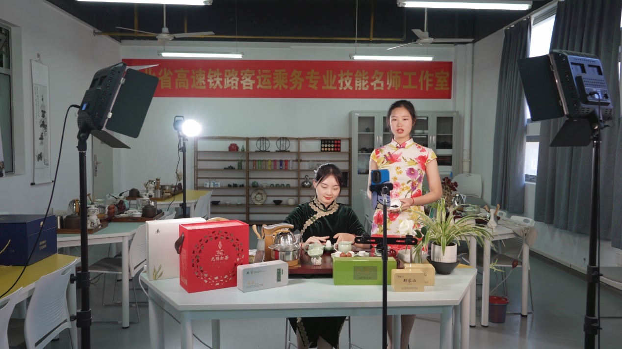 學(xué)生們正在直播。受訪單位供圖