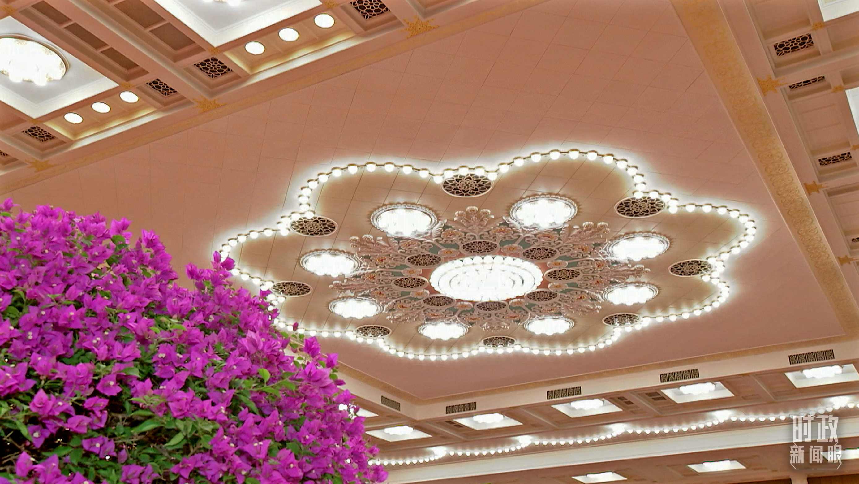 △人民大會(huì)堂宴會(huì)廳，華燈璀璨、鮮花綻放。