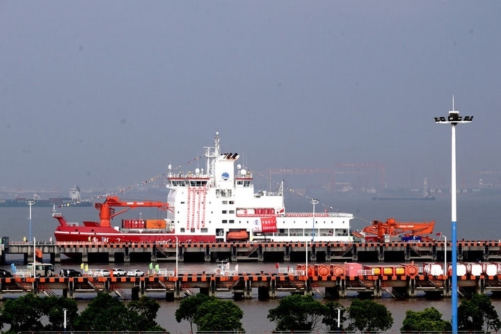 9月27日，“雪龍2”號極地科考破冰船停泊在中國極地考察國內(nèi)基地碼頭。當(dāng)日，由自然資源部組織的中國第13次北冰洋科學(xué)考察隊乘“雪龍2”號極地科考破冰船返回上海，標(biāo)志著中國第13次北冰洋科學(xué)考察任務(wù)圓滿完成。新華社記者 張建松 攝