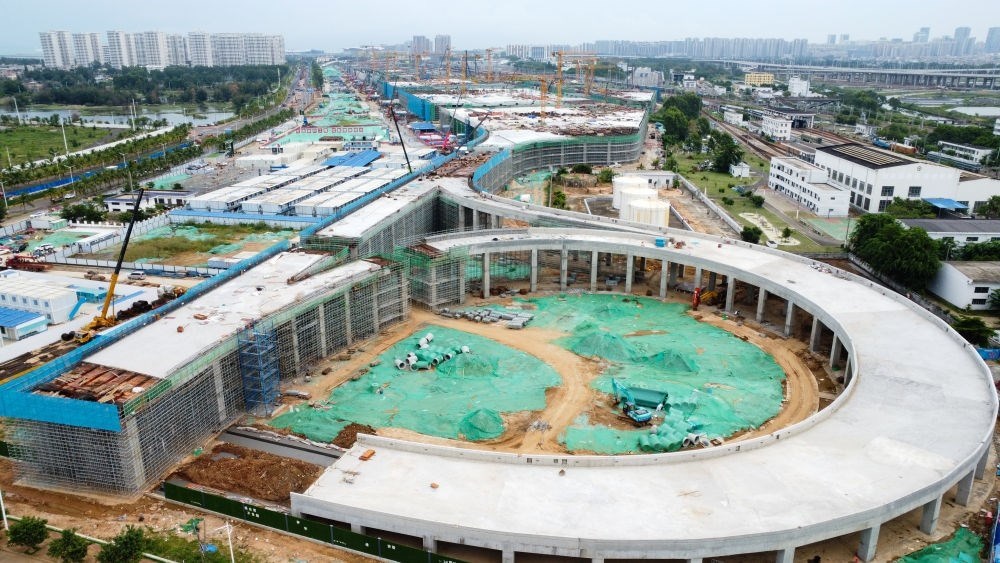 9月9日拍攝的?？谛潞８酆湍细邸岸€口岸”（貨運）集中查驗場所建設(shè)項目（無人機照片）。該項目是海南自貿(mào)港封關(guān)運作重點項目。新華社記者 楊冠宇 攝